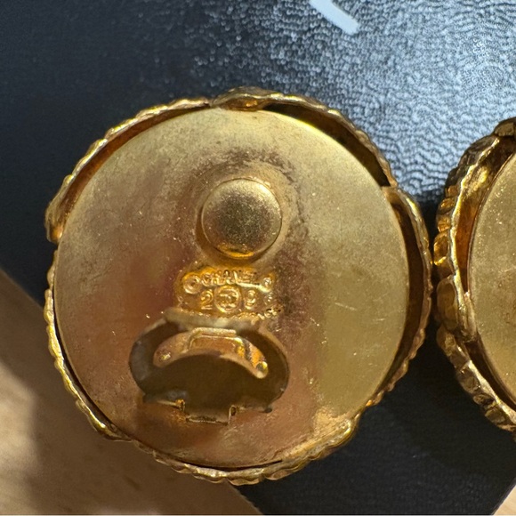 AUTHENTIC CHANEL Vintage Gold Plated Braided Pearl Clip On Earrings ✨ - Picture 4 of 7